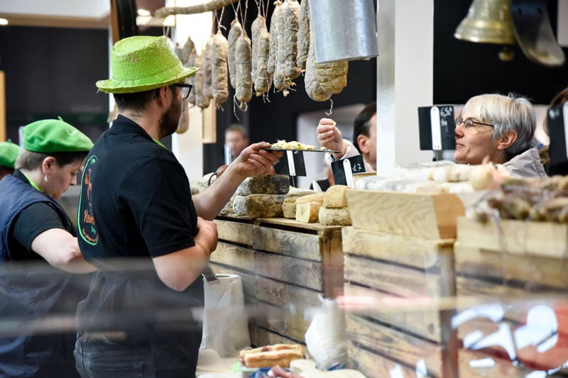 Exhibitor from Occitanie presenting a cheese platter