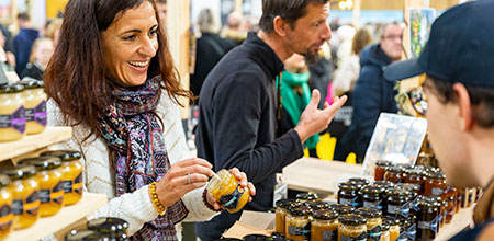 Exposante présentant son produit