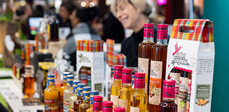 Exposante présentant des produits de Guyane