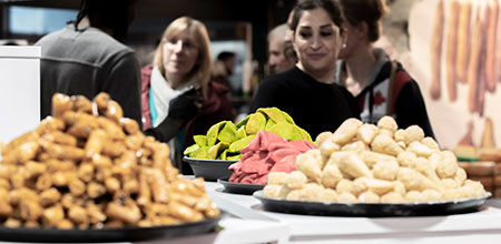 Visiteurs regardant des produits coréens