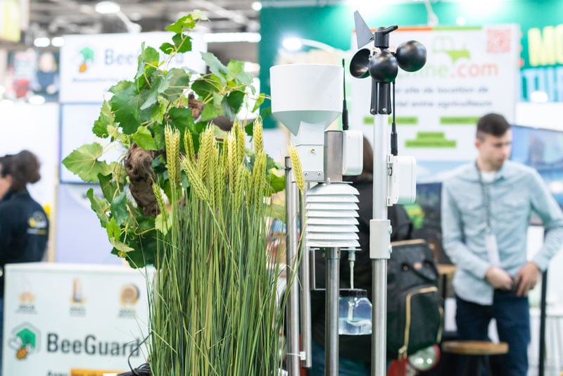 Visiteurs regardant des produits du stand Agri'Tech