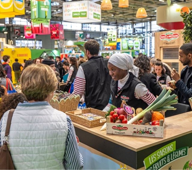exposante culture filiere vegetale qui discutte avec des visiteurs