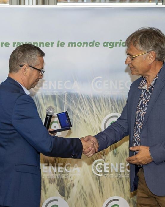 jérome despey serre la main d'un médaillé au sia 2025