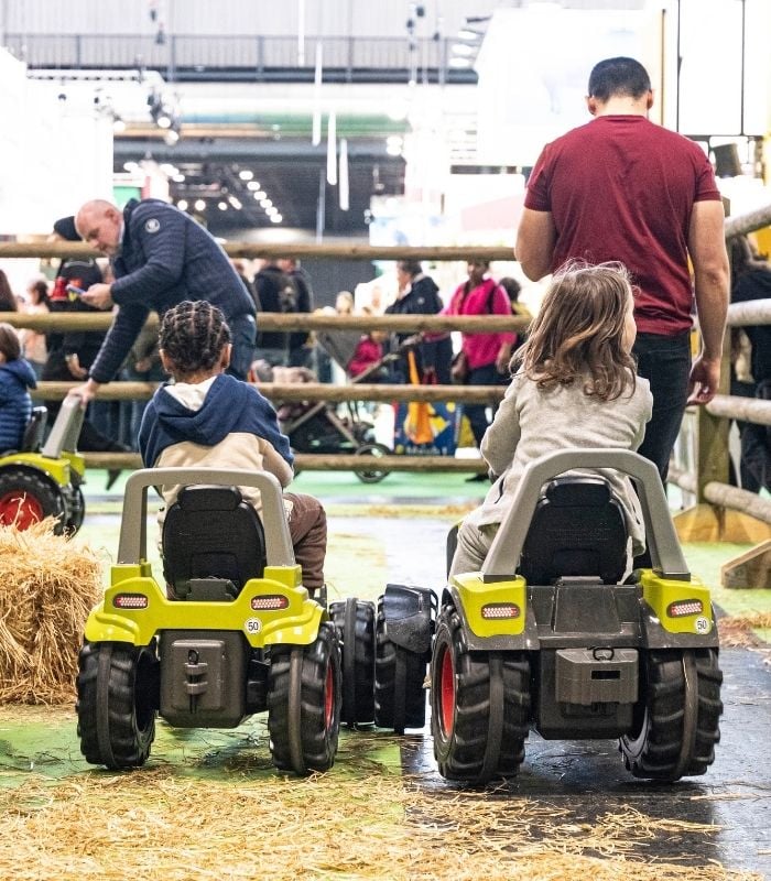 enfants faisant la course en mini tracteur