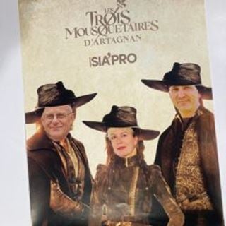 Photo des Trois Mousquetaires du SIA’PRO en costumes de mousquetaires.