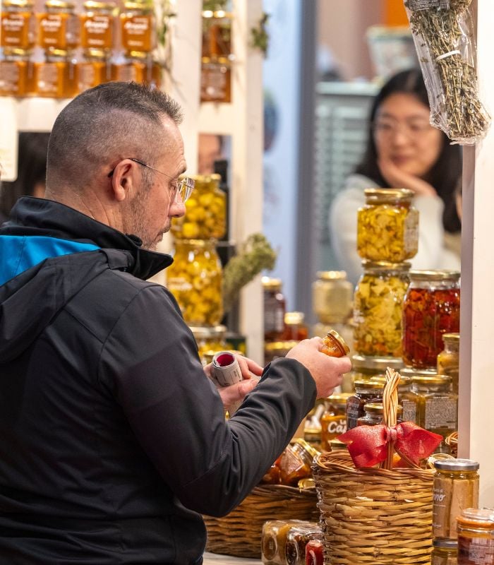visiteur-regarde-produits-stand-sia