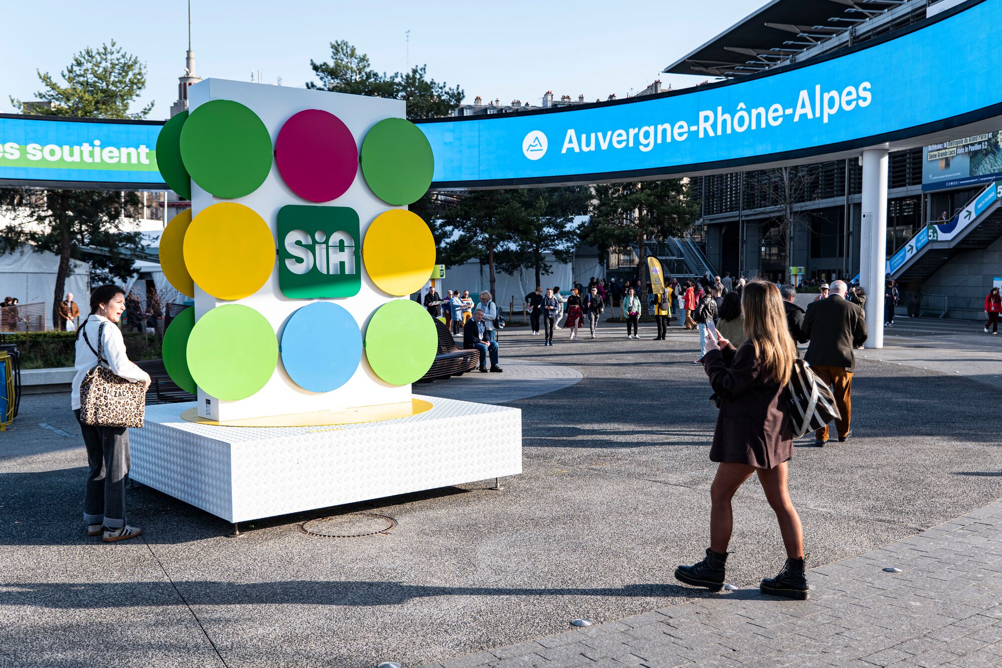 Gros logo SIA à l'intérieur du Parc Expo
