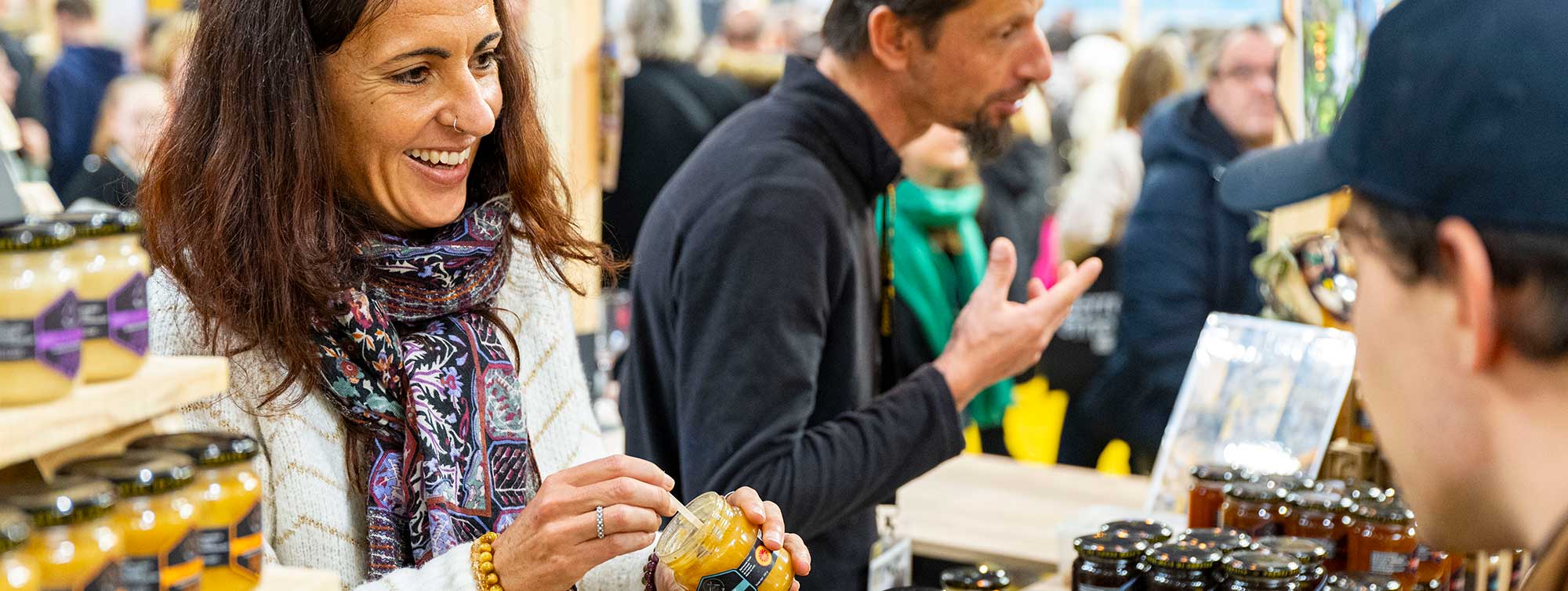 Exposante présentant son produit