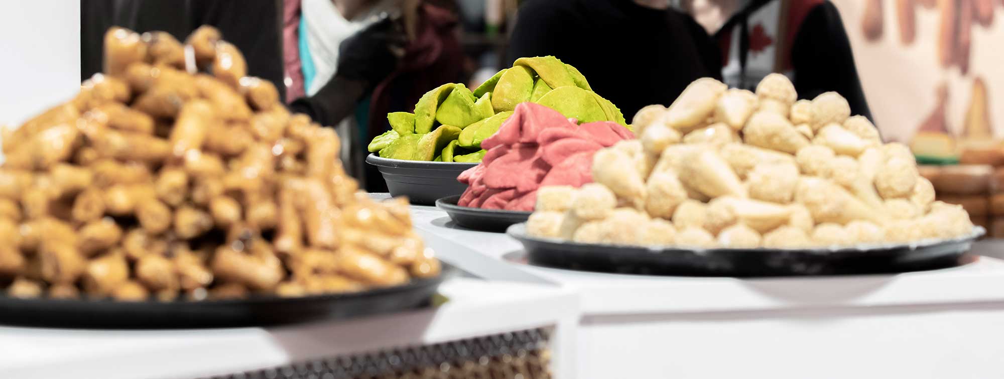 Visiteurs regardant des produits coréens