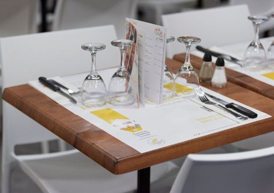 a la table du restaurant les medailles