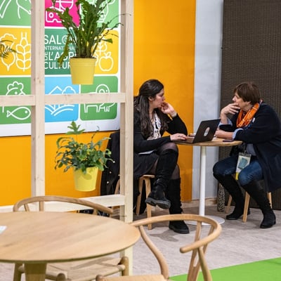 2 professionnels discutant à une table du club d'affaires au salon de l'agriculture