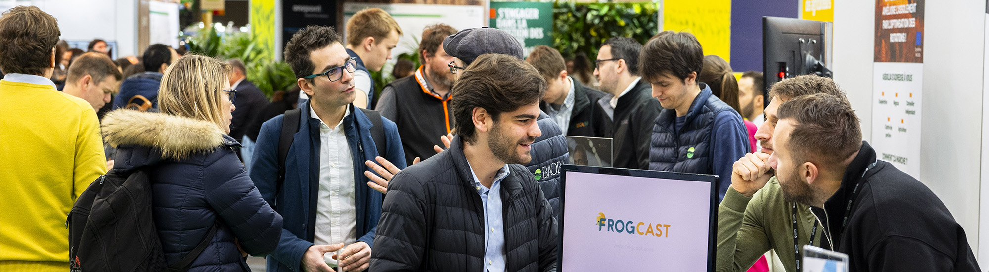 Professionnels discutant à un stand
