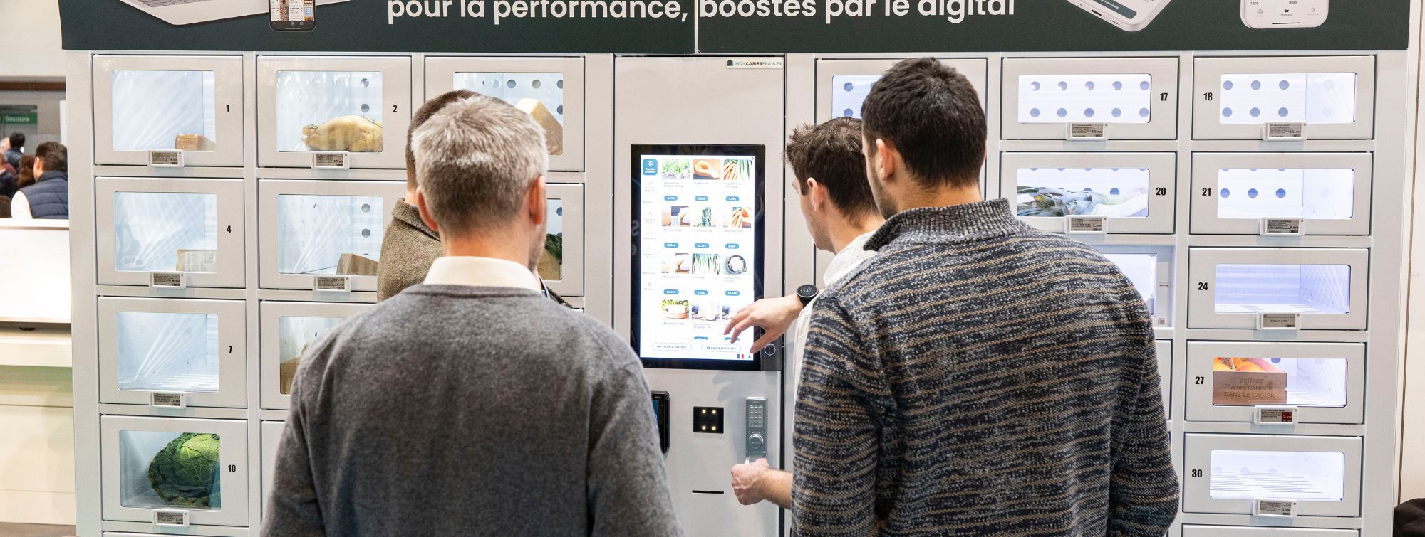 Visiteurs découvrant des solutions AgriTech 