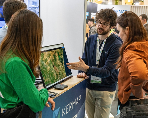 Exhibitor in the AGRI’TECH area presenting their project to visitors