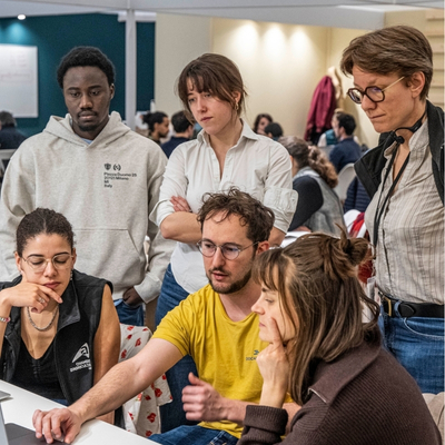 étudiants travaillant en équipe lors du hackathon du forum