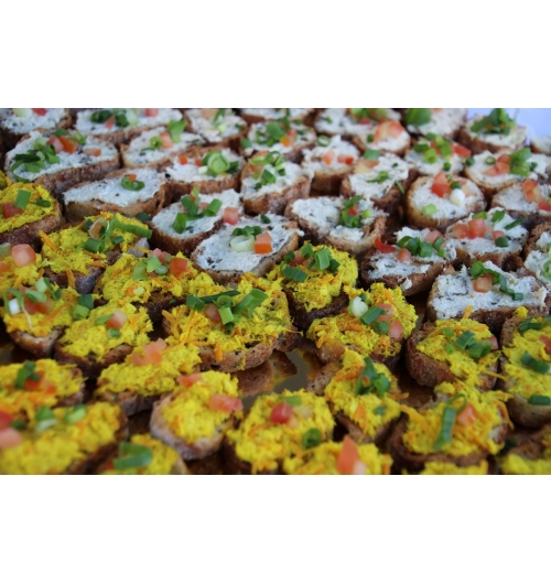 Rillettes de poisson - Rillettes de poisson au combava, au curry, au citron ou à la moutarde.
Élaborées par une poissonnerie artisanale à base de poisson pélagique pêché à la ligne et aux hameçons en Océan Indien.